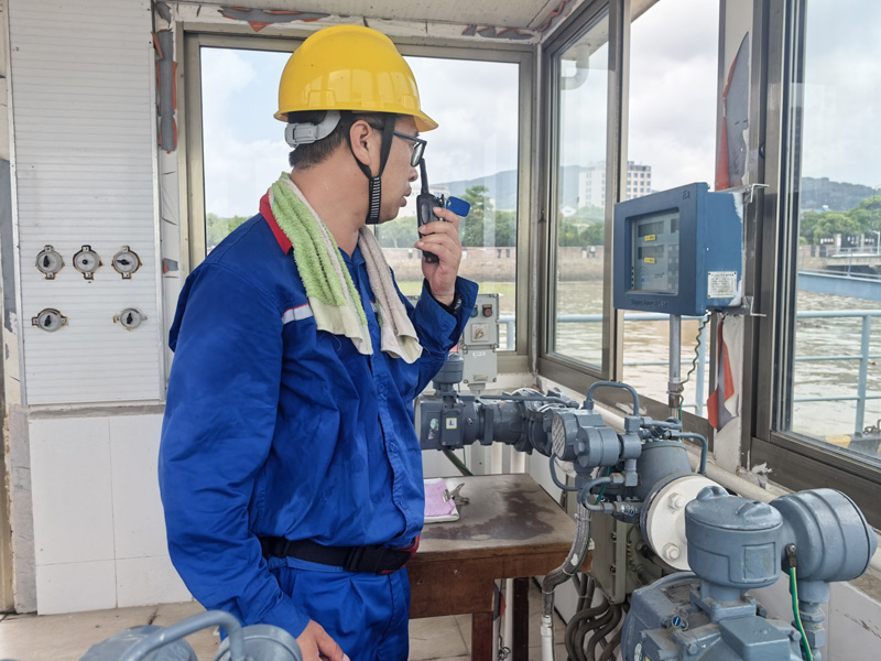 寧波石浦油庫，陳光波緊盯發油儀表盤。中國石化浙江分公司供圖