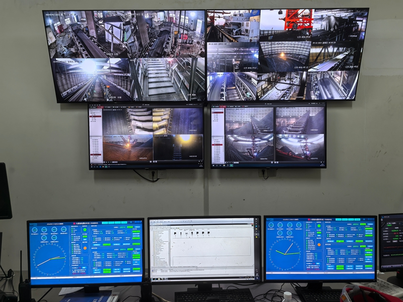 堆取料機控制室內，科遠智慧大唐南電項目駐場人員正在調試系統?？七h智慧供圖