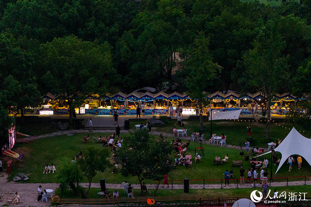 8月10日，在寧波市江北區慈城古縣城，市民游客在觀影和逛夜市。人民網 章勇濤攝