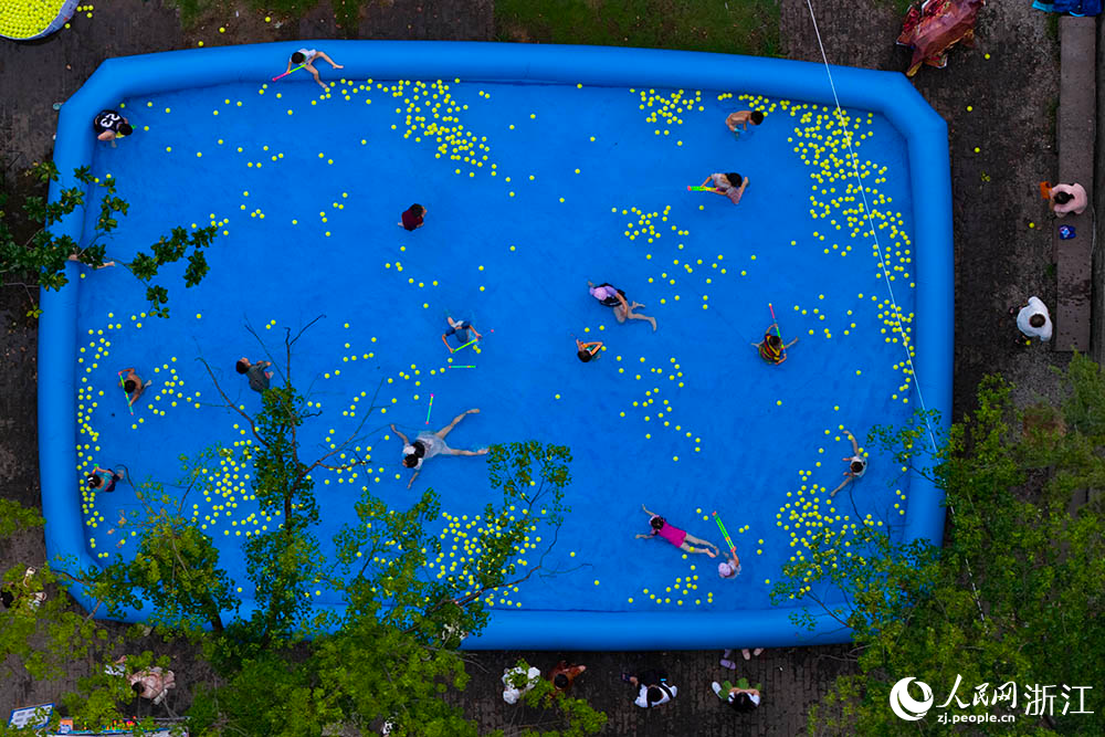 8月10日，在寧波市江北區慈城古縣城，小朋友們在水中嬉戲。人民網 章勇濤攝