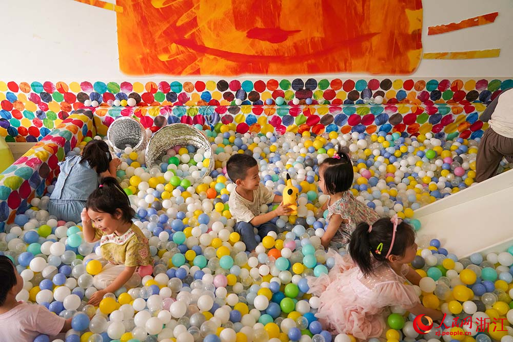 孩子們正在老師的帶領下上體能游戲課。人民網 章勇濤攝