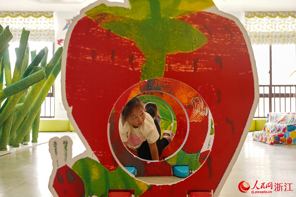 孩子們正在老師的帶領下上體能游戲課。人民網 章勇濤攝