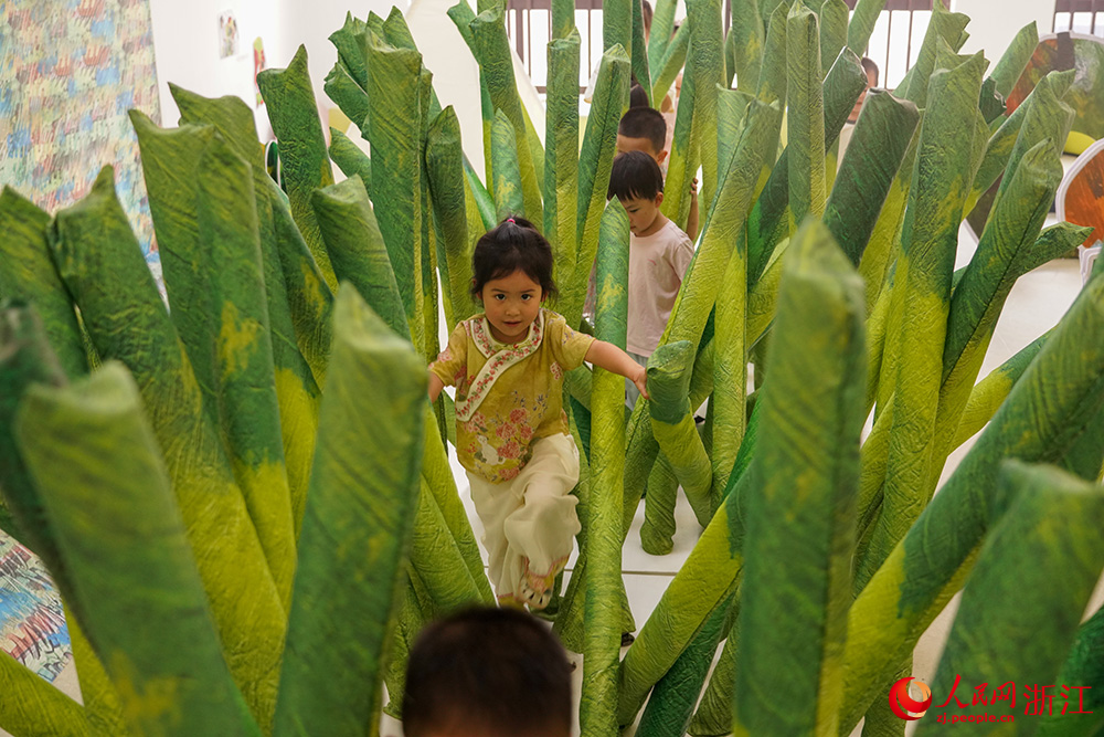 孩子們正在老師的帶領下上體能游戲課。人民網 章勇濤攝