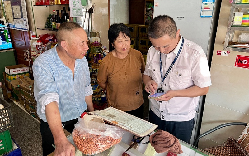 工作人員指導辦事群眾線上操作。王偉攝