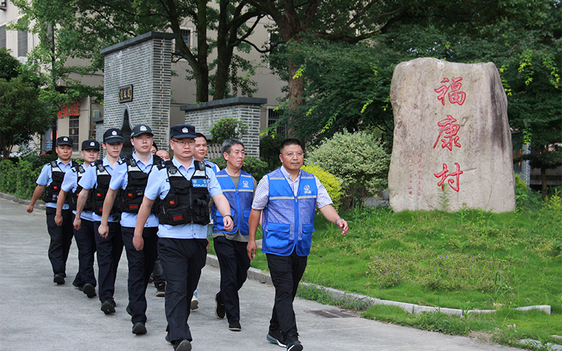 民（輔）警聯合義警巡邏。陳雅潔攝