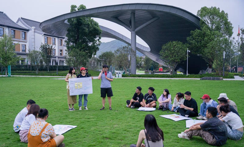 年輕人在“青來集”參與共創討論。受訪者供圖