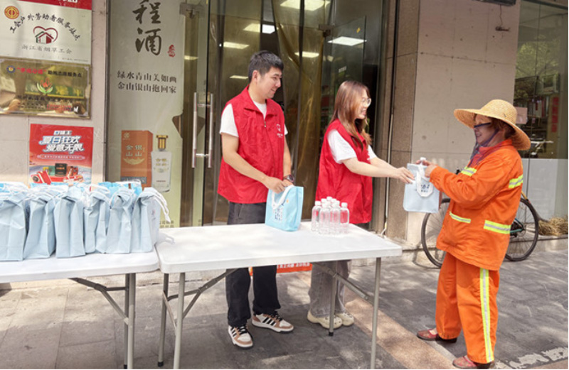 “香溢”志愿者為環衛工人送清涼。張穎攝