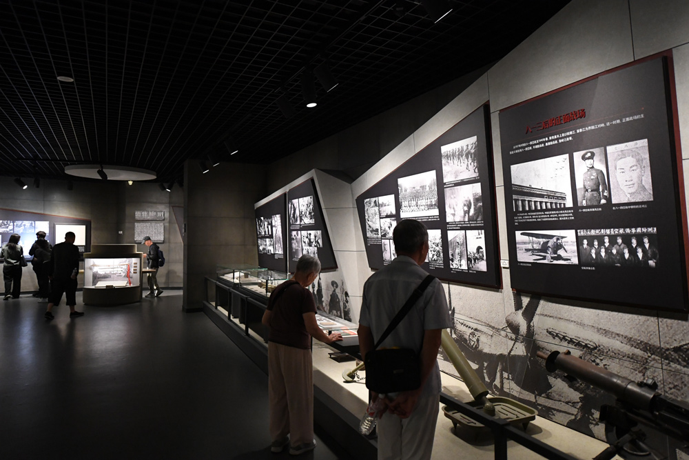 8月15日，人們在抗日戰爭勝利浙江受降紀念館參觀。翁忻旸攝