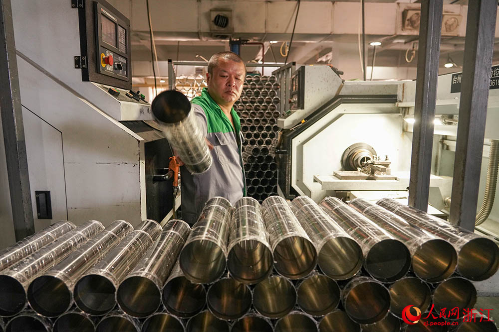 在浙江省臺州市黃巖區高橋街道一家水泵生產車間內，工人正在趕制訂單。人民網 章勇濤攝