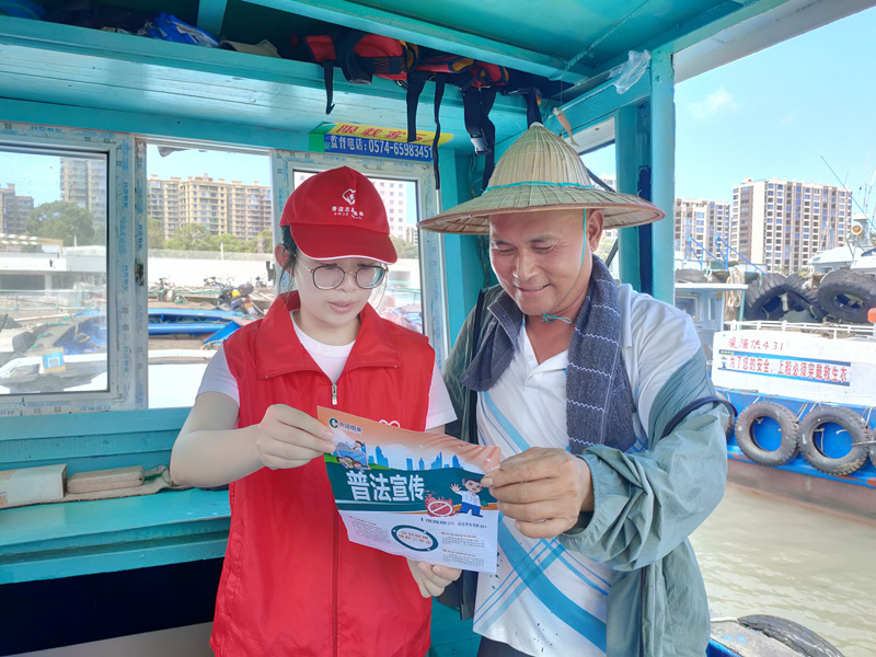 “香溢”志愿者向漁民講解相關法律知識。王浩暉攝