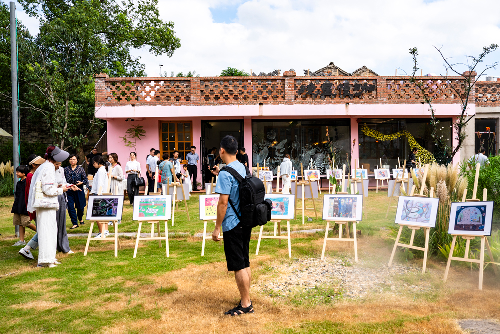 現場展出近百幅獲獎畫作，構成多彩畫廊。周衍平攝