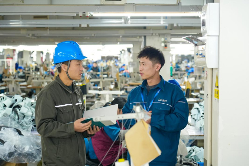 國網湖州供電公司碳效工程師在安吉家居企業開展產品碳效核算。吳亦杰攝