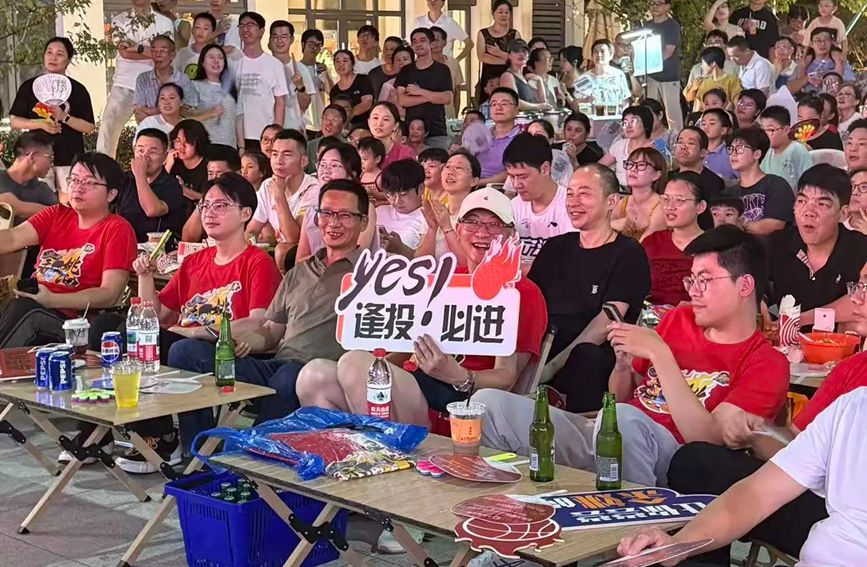 余姚萬達觀賽點人氣爆棚。余姚市融媒體中心供圖