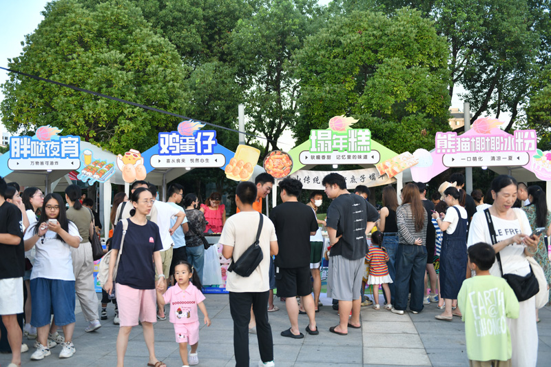 場外市集人氣旺。諸葛曉明攝