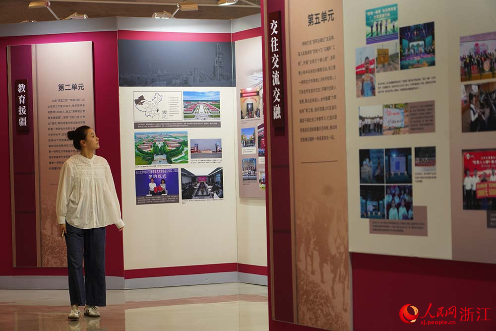 8月25日，在浙江嘉興博物館，參會者在觀看軍墾文化展。人民網 章勇濤攝