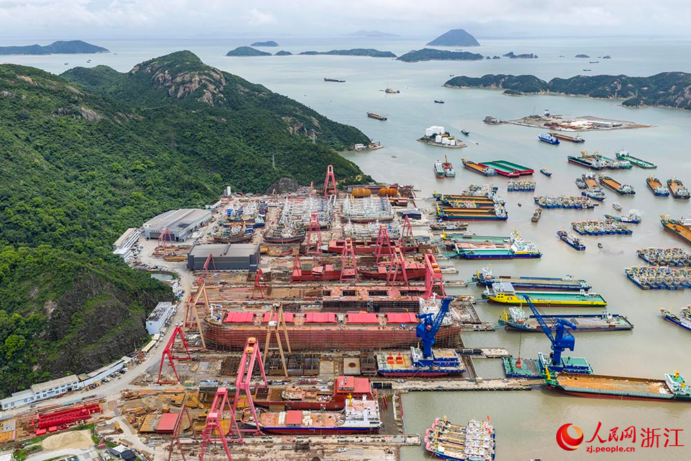 近日，在浙江省溫嶺市松門鎮一家造船企業，各類大型船舶正在建造，現場一派繁忙景象。人民網 章勇濤攝