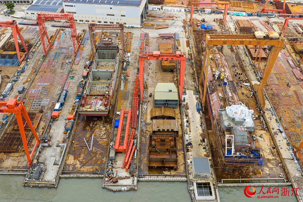 近日，在浙江省溫嶺市松門鎮一家造船企業，各類大型船舶正在建造，現場一派繁忙景象。人民網 章勇濤攝