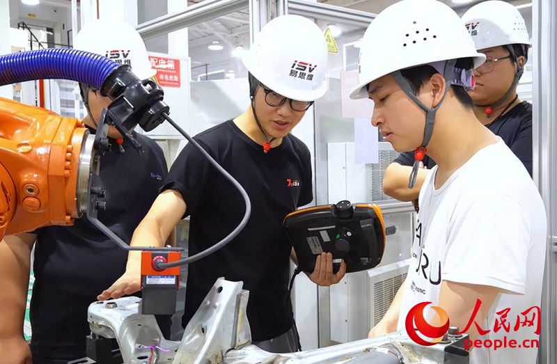 易思維機器視覺實驗室內，研發人員調試機器。人民網記者 張帆攝