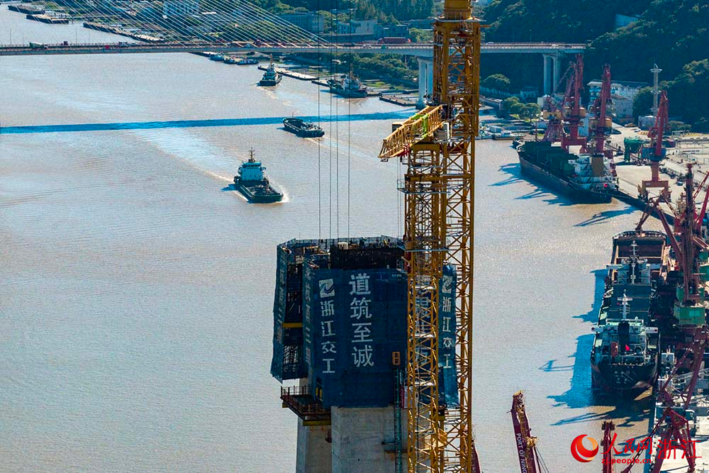 空中俯瞰杭甬復線寧波三期項目甬江特大橋施工現場。人民網 章勇濤攝
