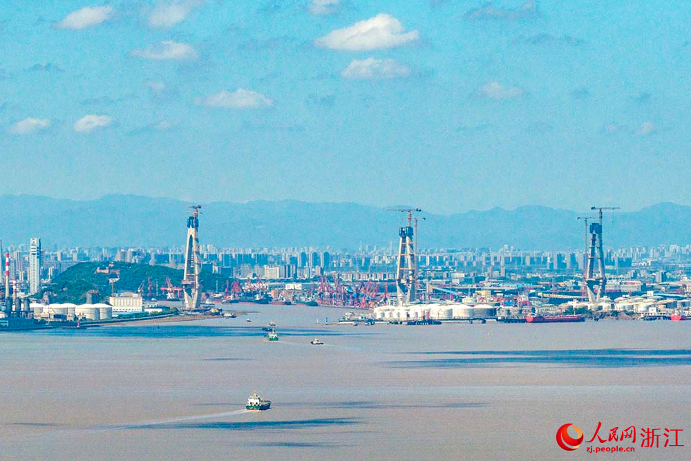 空中俯瞰杭甬復線寧波三期項目甬江特大橋施工現場。人民網 章勇濤攝