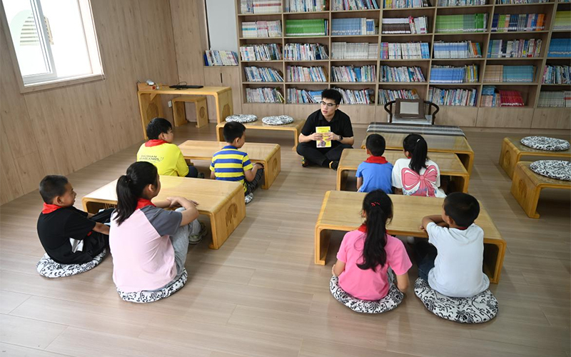 志愿者與結對學生共同閱讀。岱山縣煙草專賣局供圖