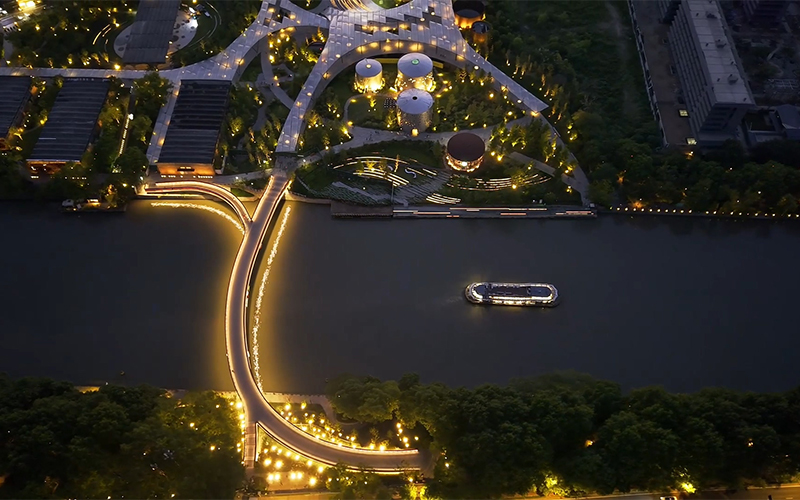 空中俯瞰小河公園跨運河人行橋。管理方供圖