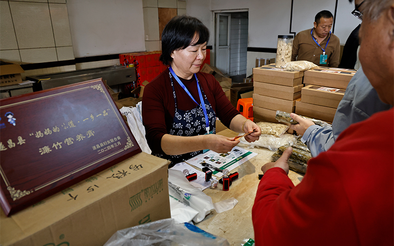 幫助銷售濂竹鄉農產品。杭鋼集團供圖