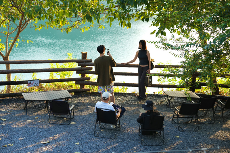 游客在“深藍計劃”拍照打卡。程曉薇攝