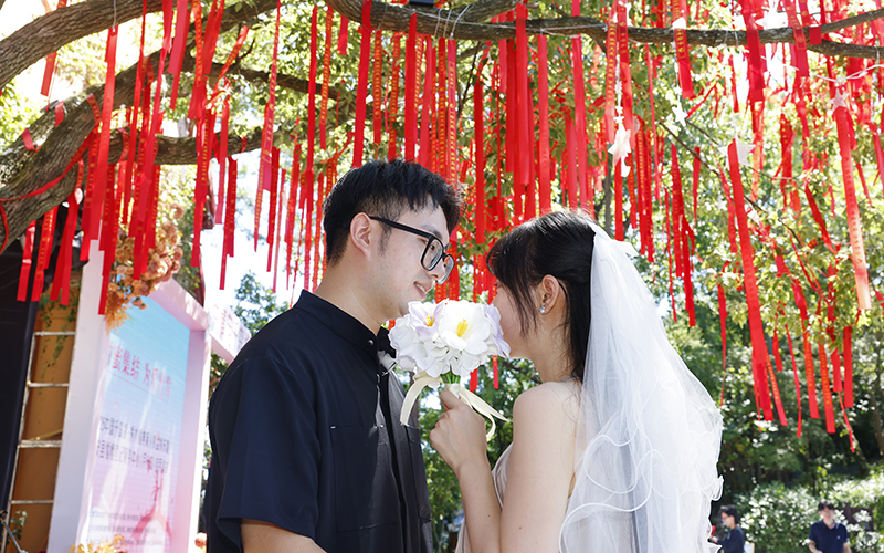 淳安縣婚姻登記服務中心（月光島）吸引新人爭相打卡。淳安縣委宣傳部供圖