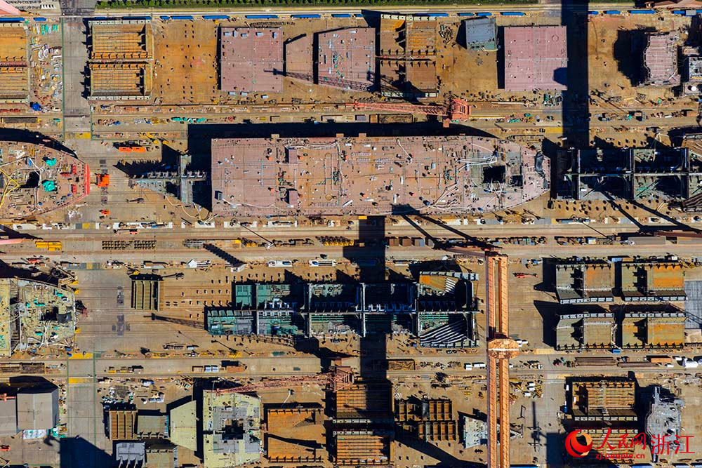 空中俯瞰浙江省舟山市定海工業園區的長宏國際船舶修造有限公司。人民網 章勇濤攝