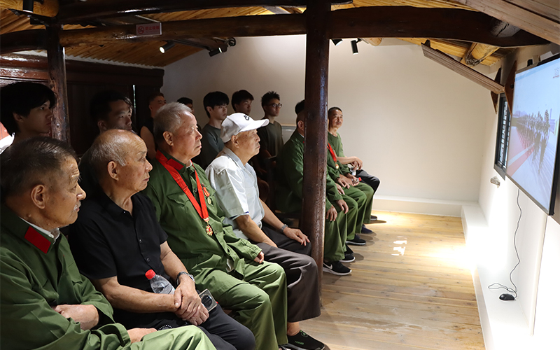 收看電視直播。峰江街道供圖