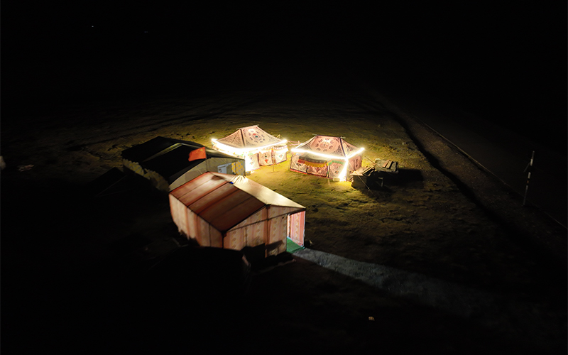 游牧點帳篷在夜晚發出光亮。毛一豐攝