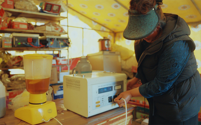 帳篷里，牧民使用“移動式光儲一體微電站”制作奶制品。毛一豐攝