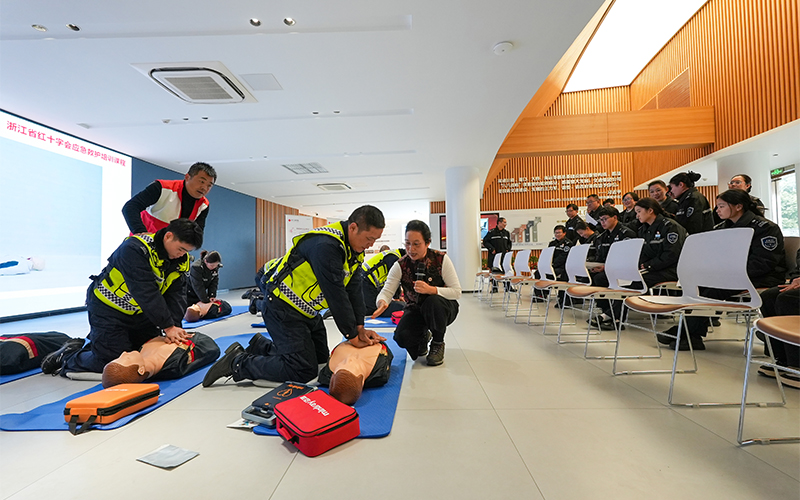 員工在專業講師的指導下練習應急救護。杭州南管理中心供圖