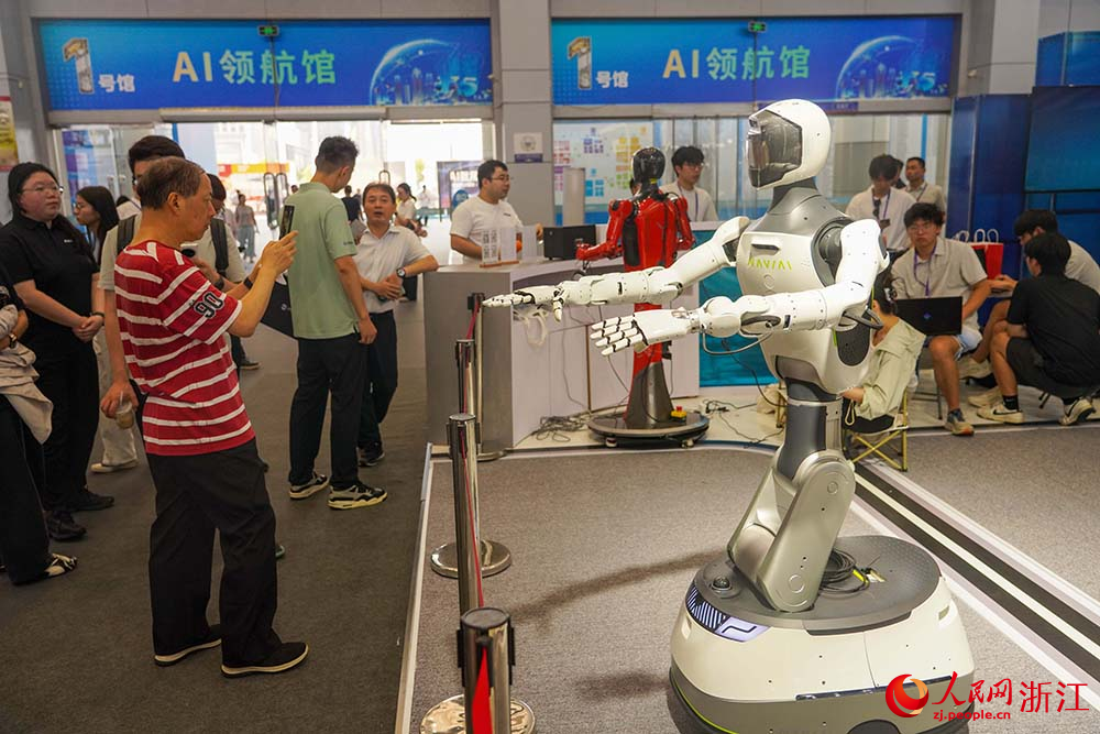 9月5日，人形機器人吸引參會者關注。人民網 章勇濤攝