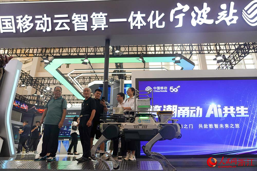 9月5日，中國移動四足巡檢機器狗四處巡邏。人民網 章勇濤攝