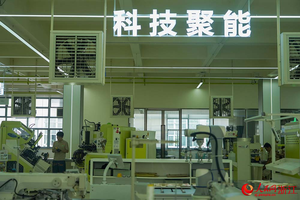 浙江省溫州市鹿城區的鞋企生產車間，工人在生產線上趕制訂單。人民網 章勇濤攝