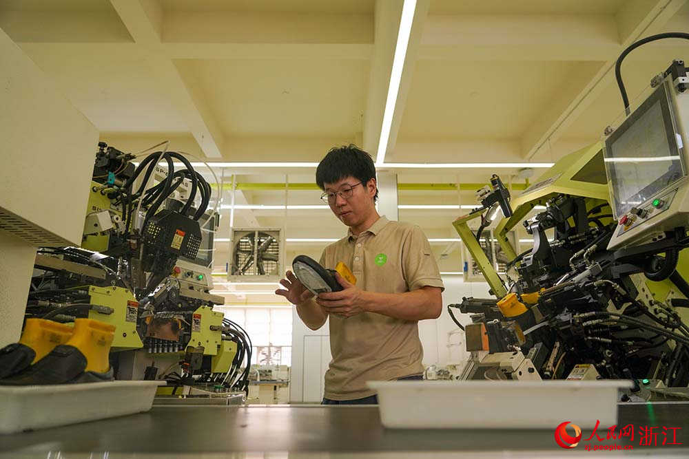 浙江省溫州市鹿城區的鞋企生產車間，工人在生產線上趕制訂單。人民網 章勇濤攝
