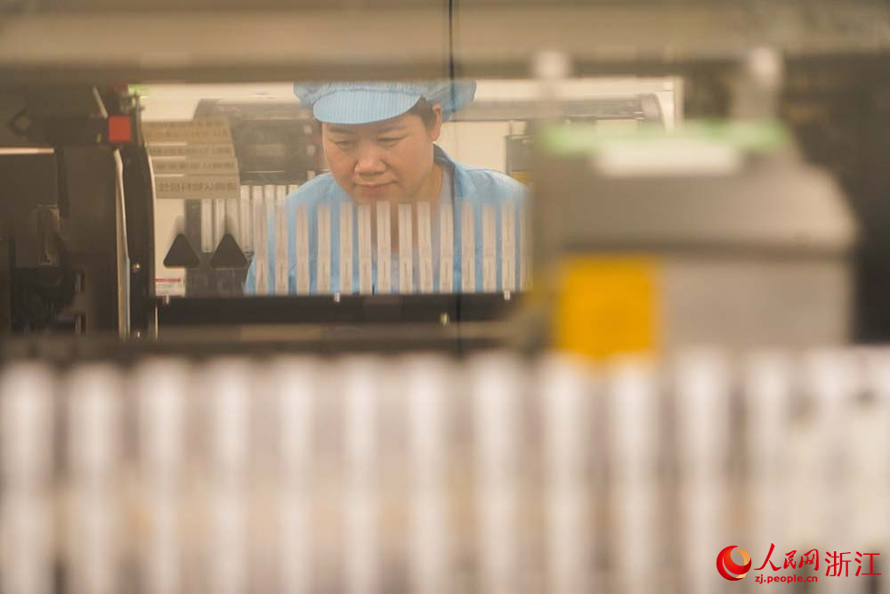 在浙江麗水經濟技術開發區一家企業的自動化生產車間，工人在趕制訂單。人民網 章勇濤攝
