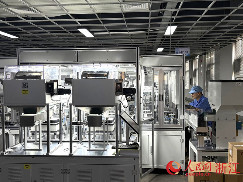 彌富科技的快插接頭組裝車間。人民網 方彭依夢攝