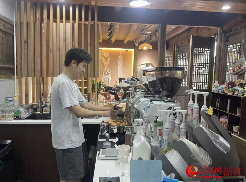 00后胡濤正在制作咖啡。人民網記者 王麗瑋攝