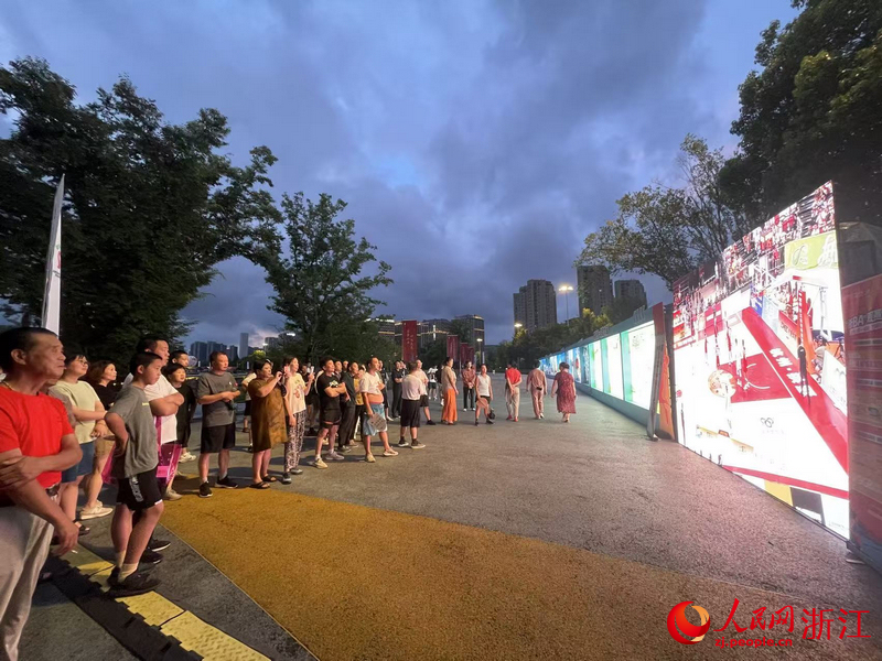 群眾露天觀賽。人民網記者 王麗瑋攝