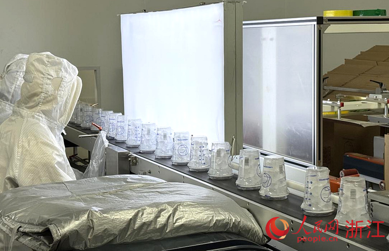 冰杯生產線。人民網 方彭依夢攝