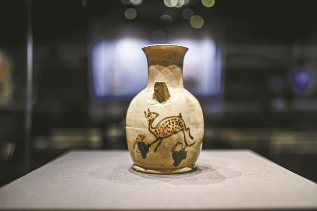 長沙窯青釉釉下彩奔鹿紋瓷執壺。