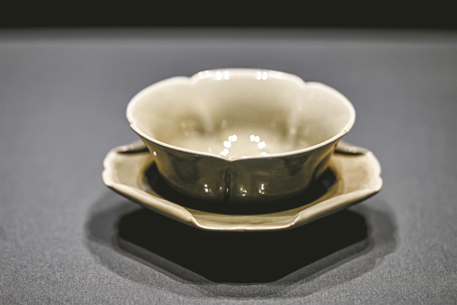 越窯青瓷青釉荷葉形帶托瓷茶盞。