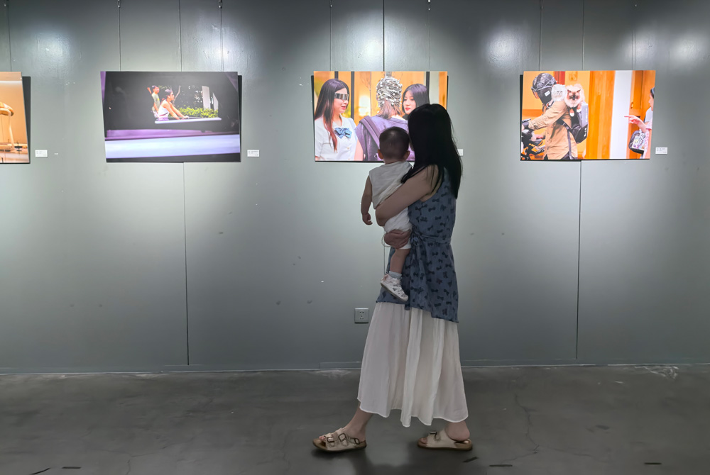 觀眾在中國攝影家協會寧波藝術中心觀看攝影師戚正一的作品《那些出挑的年輕人》。俞軼妮攝