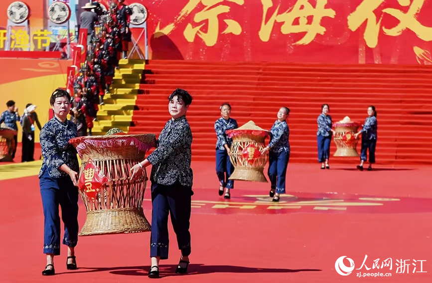 祭海儀式上，漁民們為大海獻五谷。人民網記者 張帆攝