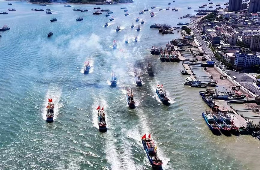 象山縣石浦港千余艘漁船一同啟航。象山縣委宣傳部供圖