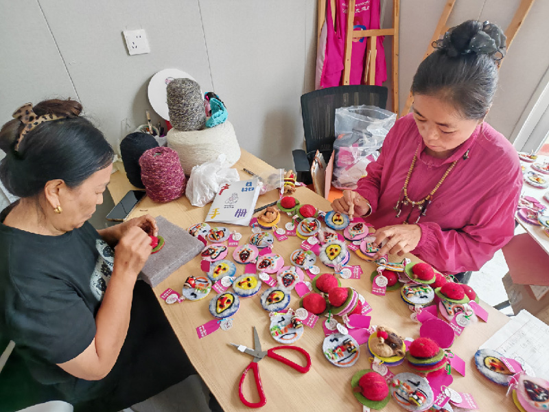 當地婦女正在制作手工藝品。杭州淳安對口支援巴塘工作組供圖