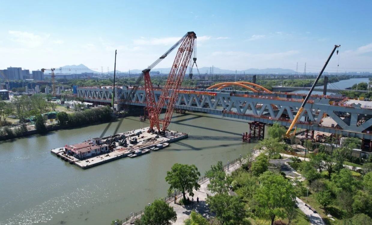 杭州余杭區東西大道運河大橋完成中跨智能化施工